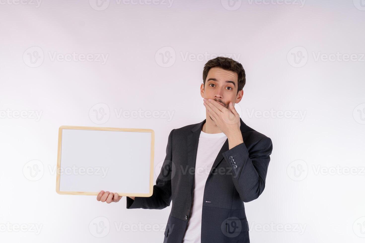 retrato de un hombre de negocios feliz que muestra un cartel en blanco sobre un fondo blanco aislado foto