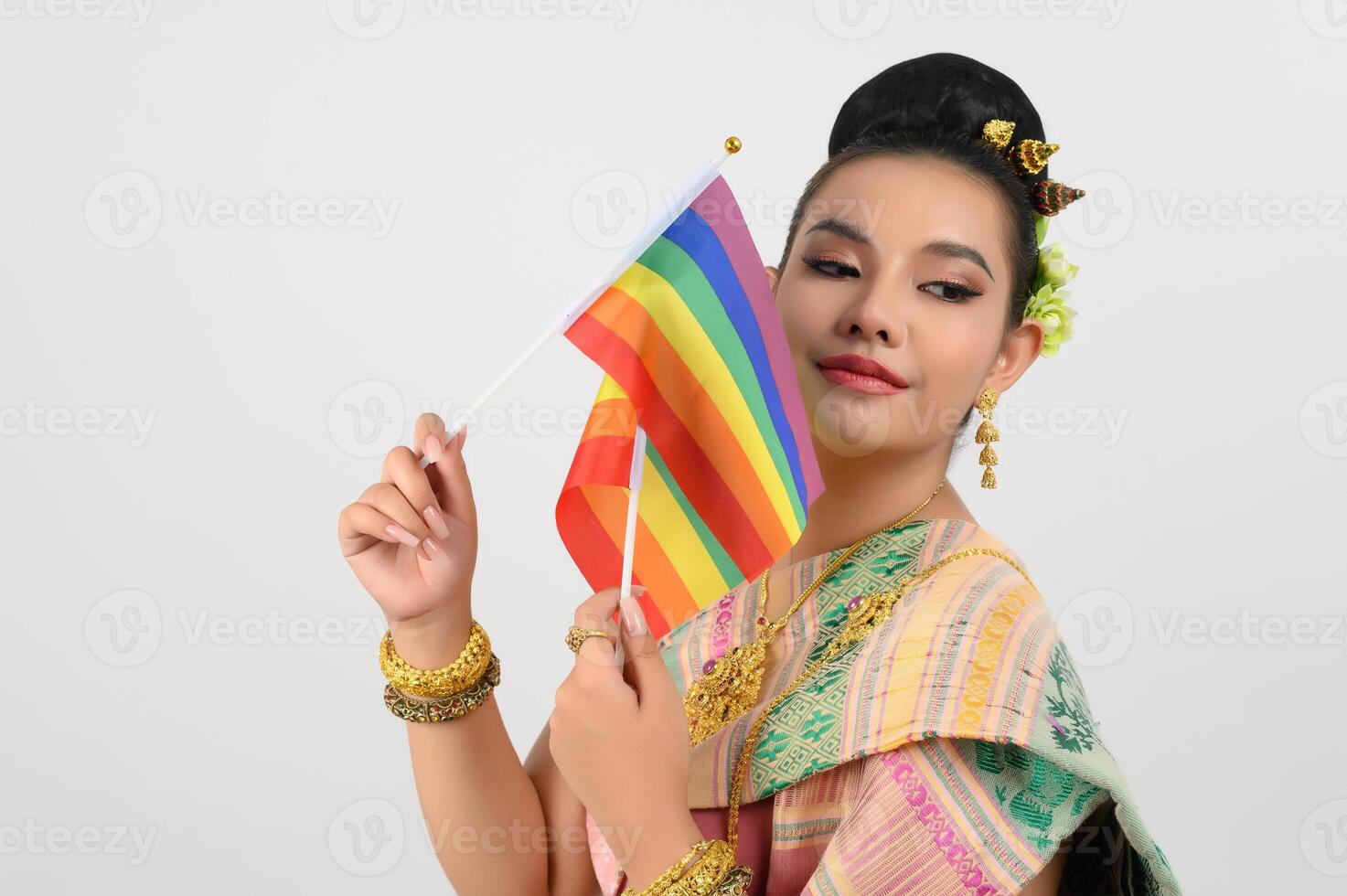 retrato de joven mujer en tailandés del nordeste tradicional ropa participación arco iris bandera foto