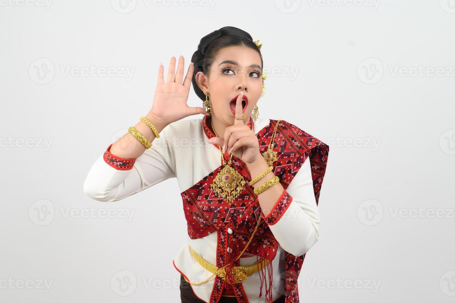 retrato de hermosa tailandés mujer en tradicional ropa en pie posando foto