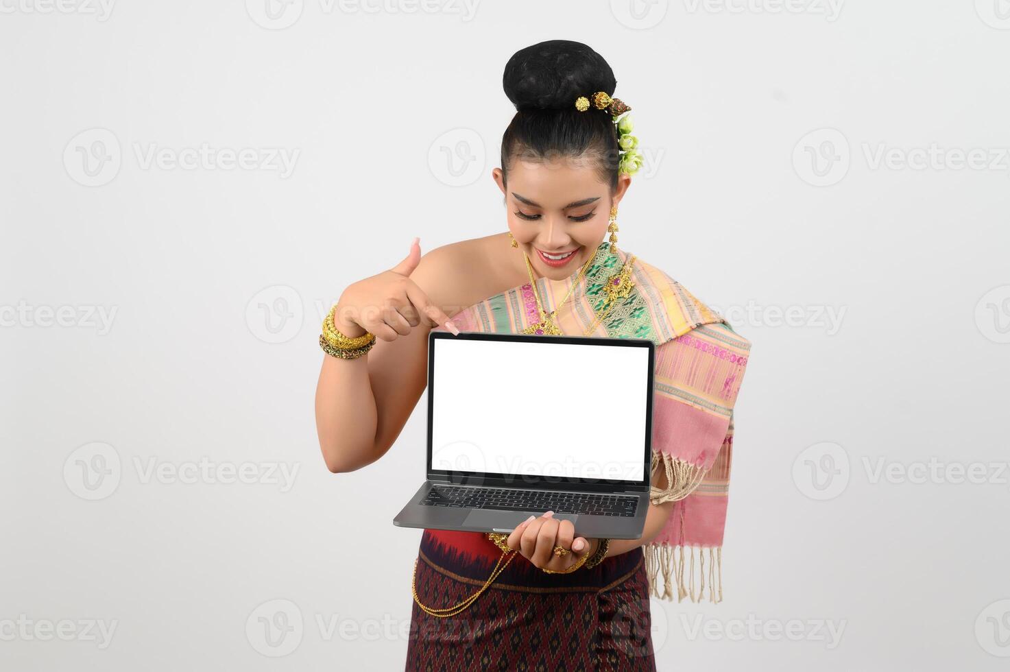 joven hermosa mujer en del nordeste vestir participación ordenador portátil destino foto