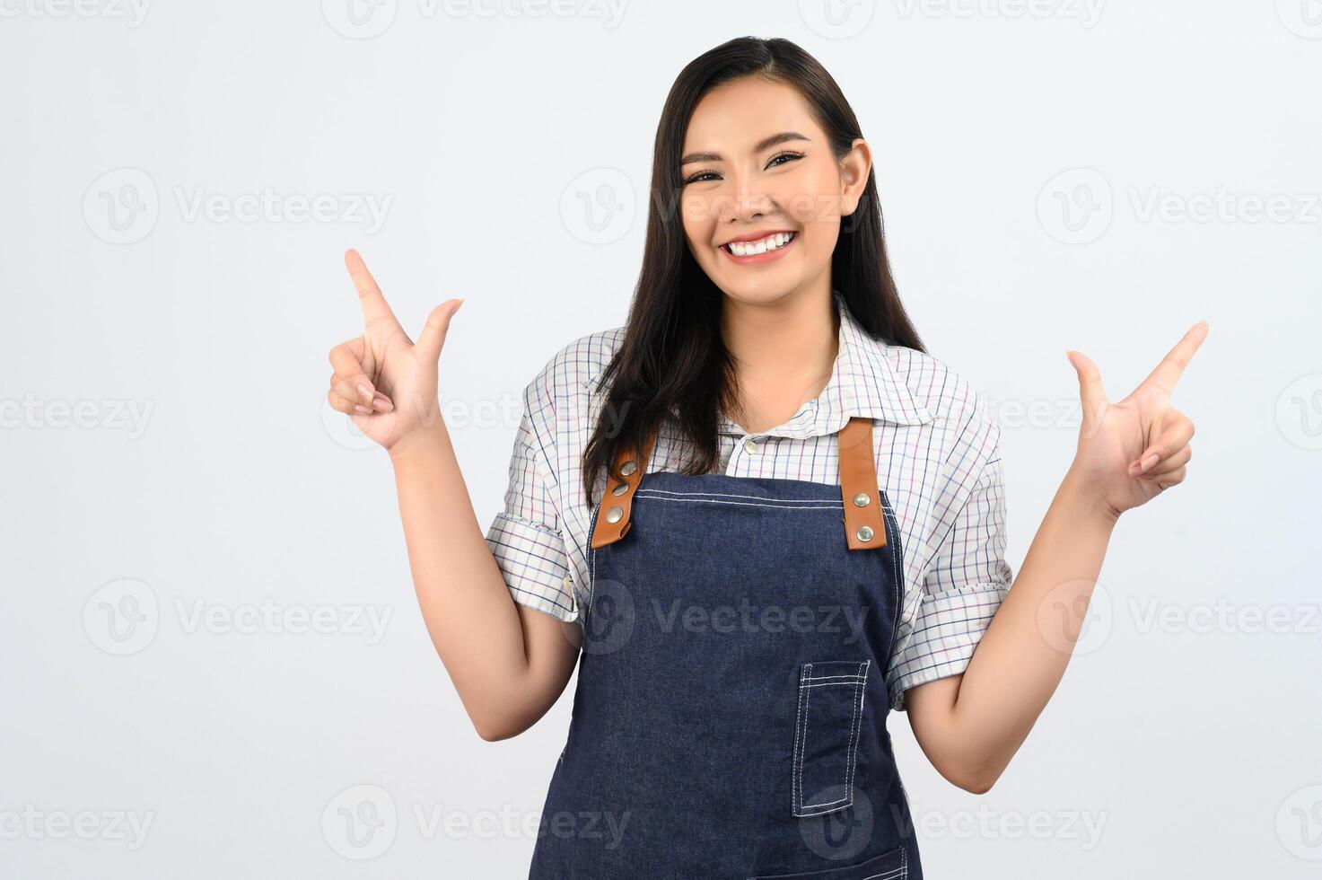 retrato, mujer joven asiática, sonrisa, con, feliz, en, camarera, uniforme foto