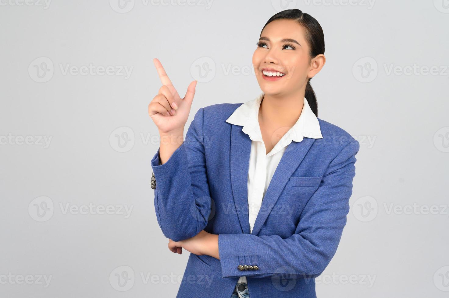 mujer hermosa joven en ropa formal para oficial señalar con el dedo la postura foto