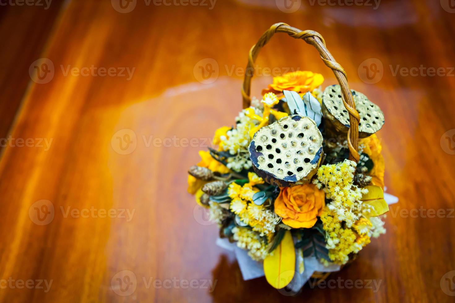 ramo de flores secas en una cesta foto