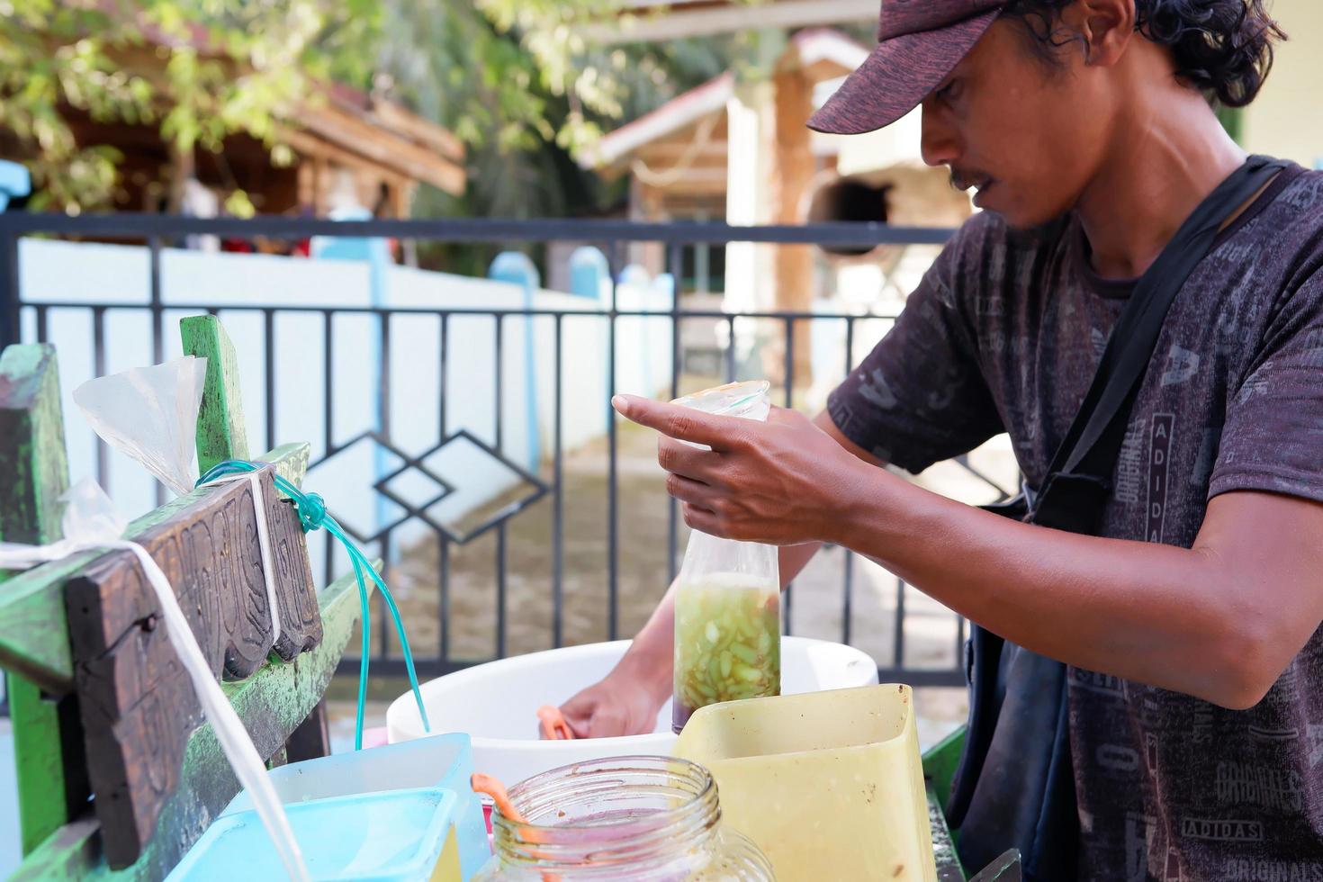kuaro Kalimantan timur, Indonesia 6 6 marzo 2023. un itinerante hielo vendedor de es dawet, un tradicional indonesio bebida foto