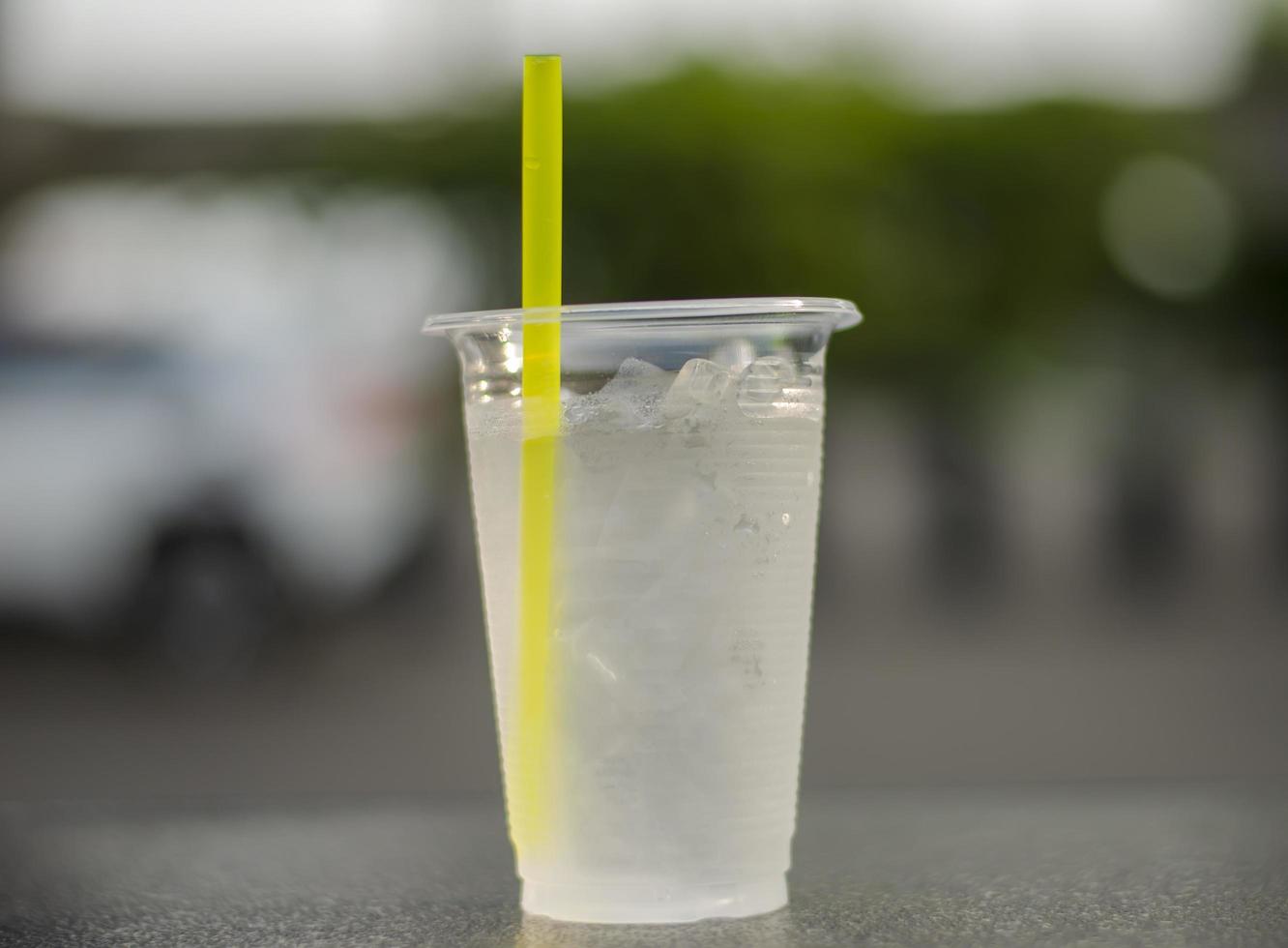 hielo frío Bebiendo agua en un vaso lata ayuda actualizar y frio tu cuerpo. foto