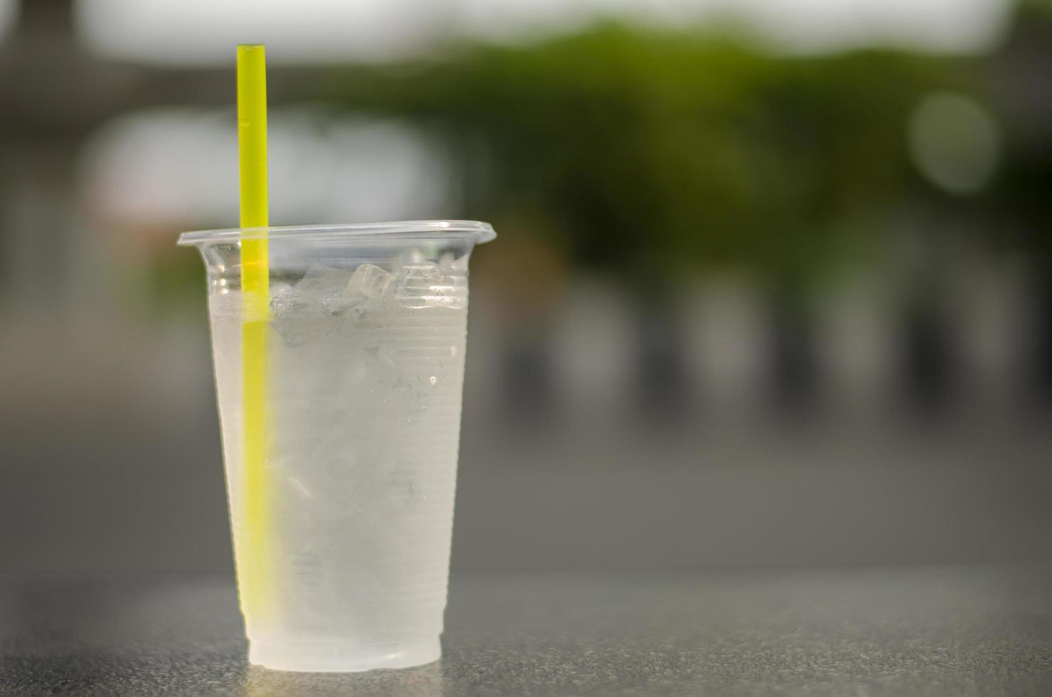 hielo frío Bebiendo agua en un vaso es refrescante. con Copiar espacio foto