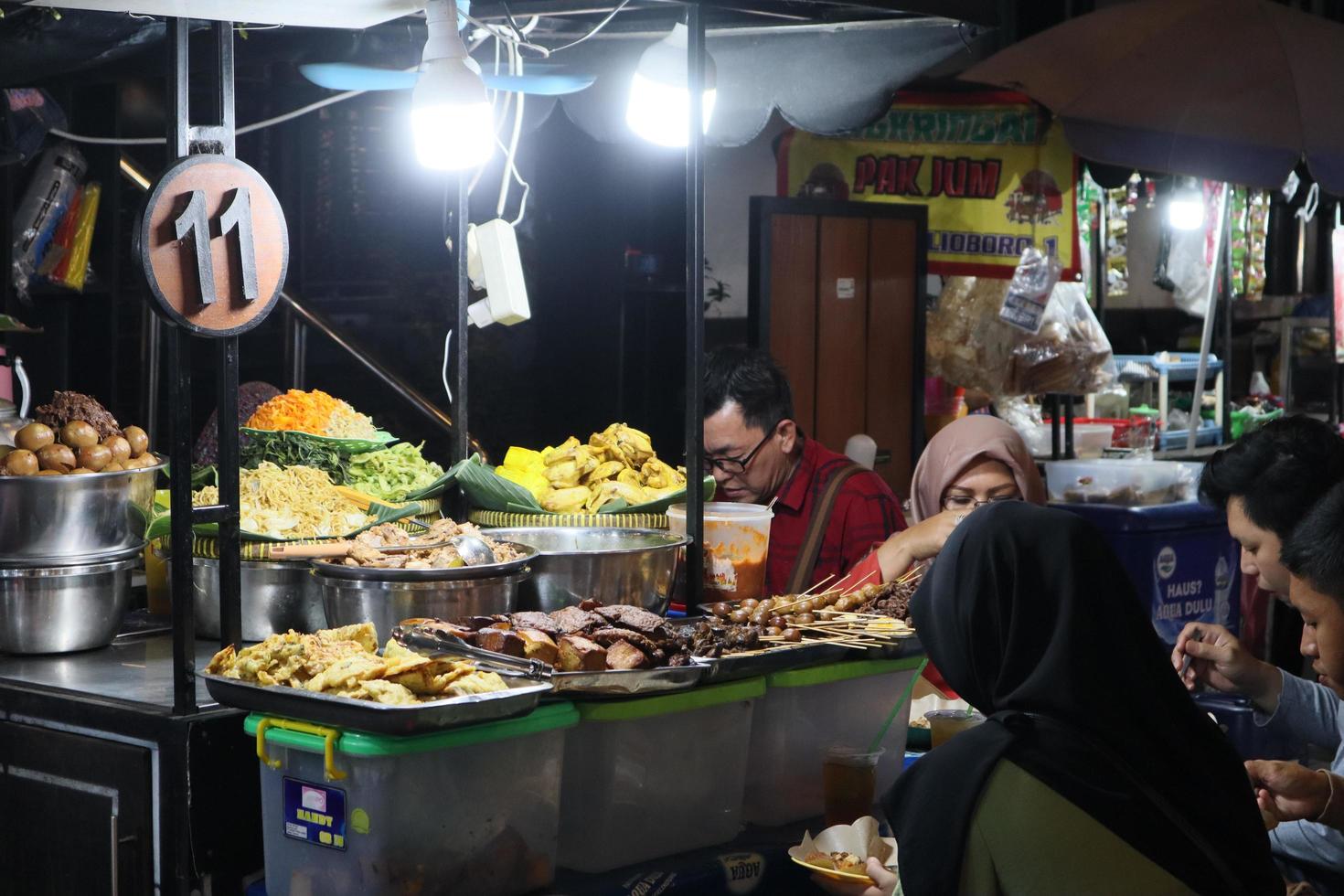 javanés calle comida con varios tipos de tradicional menú foto