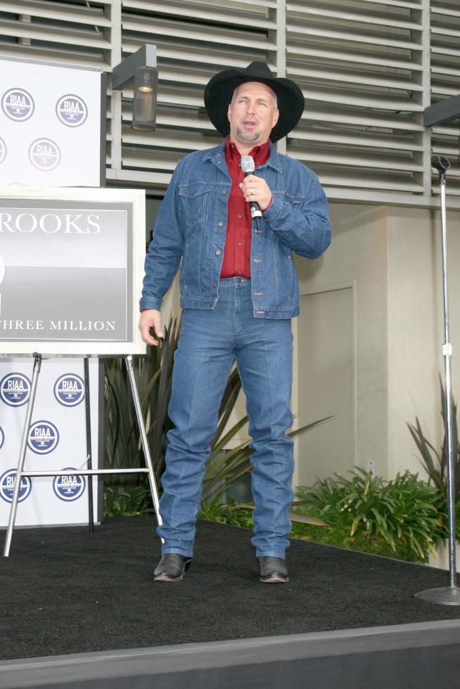 Garth BrooksRIAA Special Recognition Presentation on his 123 Million Recordings SoldGarth Brooks WOF Star outside of Capitol RecordsLos Angeles CANovember 5 20072007 photo