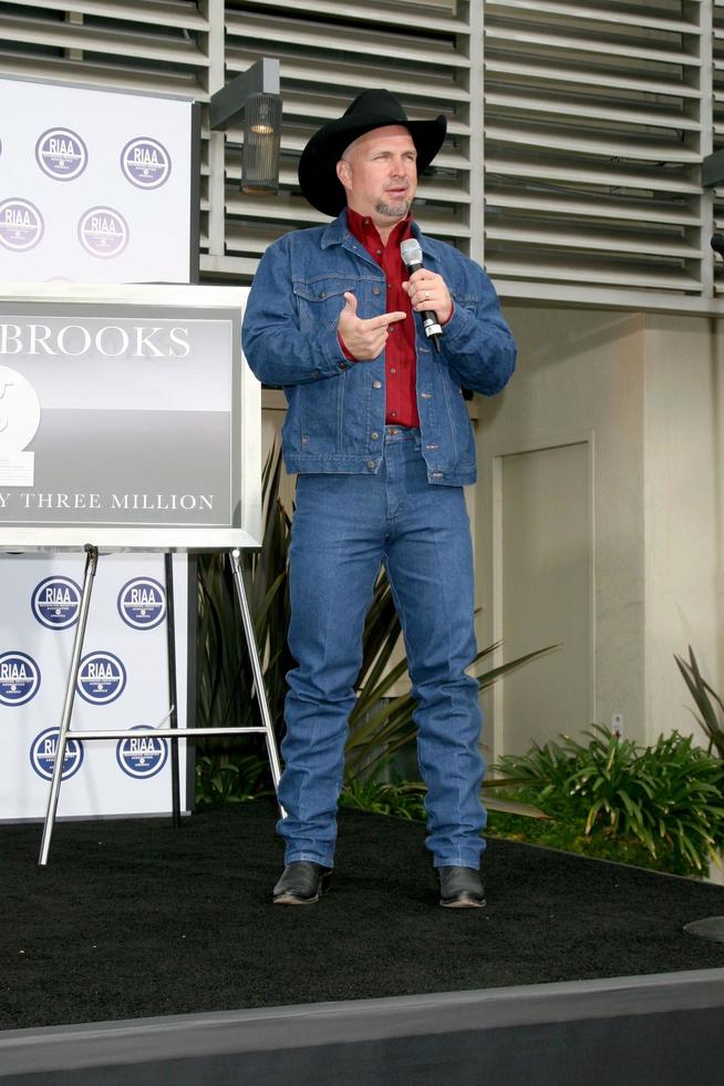 Garth BrooksRIAA Special Recognition Presentation on his 123 Million Recordings SoldGarth Brooks WOF Star outside of Capitol RecordsLos Angeles CANovember 5 20072007 photo