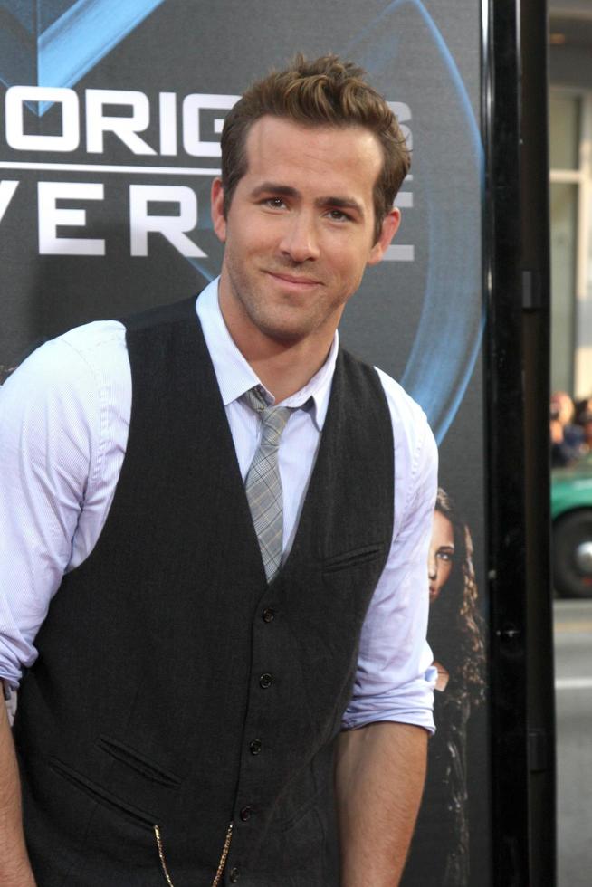 Ryan Reynolds  arrivng at the XMen Origins  Wolverine screening at Graumans Chinese Theater in Los Angeles CA on April 28 20092009 photo