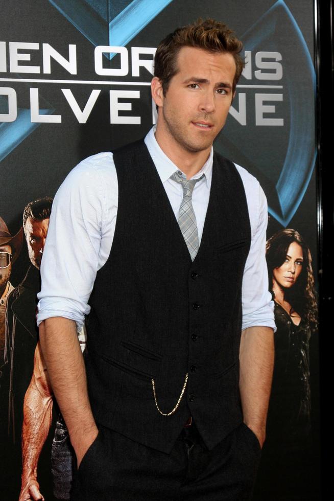 Ryan Reynolds  arrivng at the XMen Origins  Wolverine screening at Graumans Chinese Theater in Los Angeles CA on April 28 20092009 photo