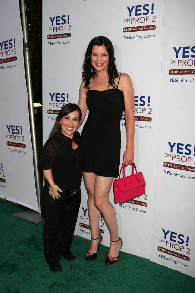 Meredith Eaton  Paulety Perrette arriving at the YES on Prop 2 Campaign to stop Animal Crueltyat a private estate in BelAir CA onSeptember 28 20082008 photo