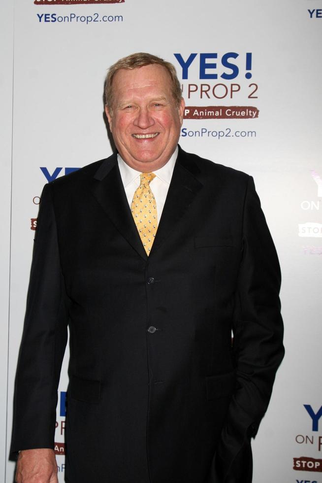 Ken Howard arriving at the YES on Prop 2 Campaign to stop Animal Crueltyat a private estate in BelAir CA onSeptember 28 20082008 photo