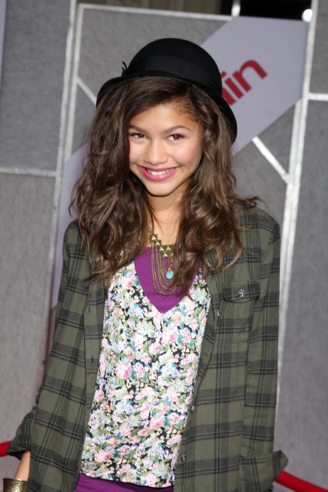 los angeles sep 22 zendaya coleman llega a el usted de nuevo mundo estreno a el Capitán teatro en septiembre 22 2010 en los angeles California foto