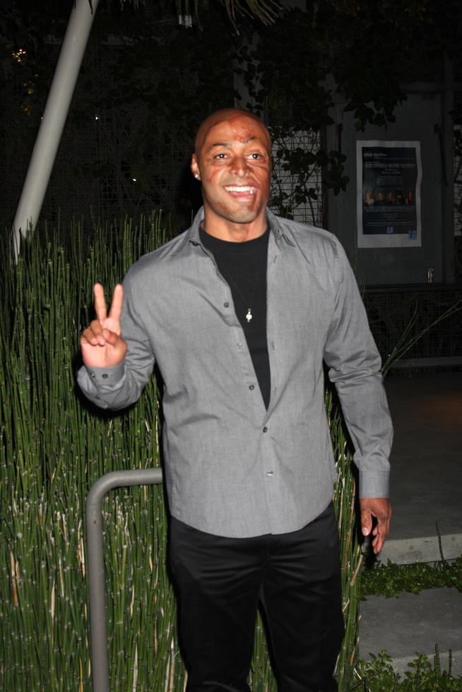 LOS ANGELES  OCT 7  JR Martinez arrives at the THE WORLD GOES ROUND Play  at Renberg TheatreTheatre on October 7 2010 in Los Angeles CA photo