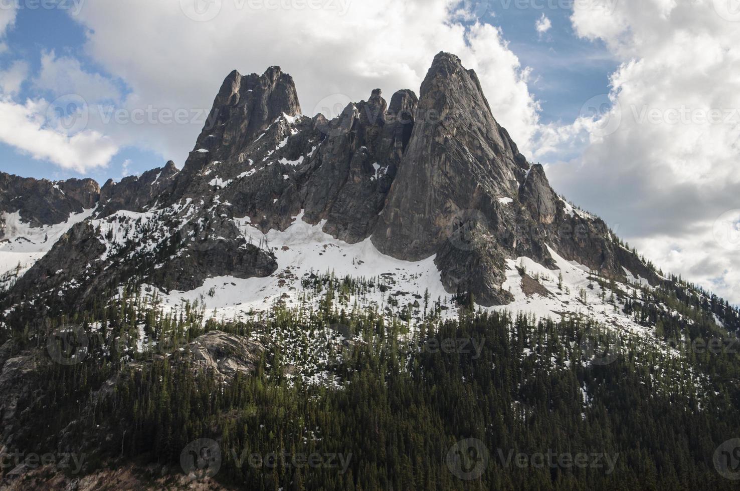 majestuoso montañas en norte cascadas nacional parque foto