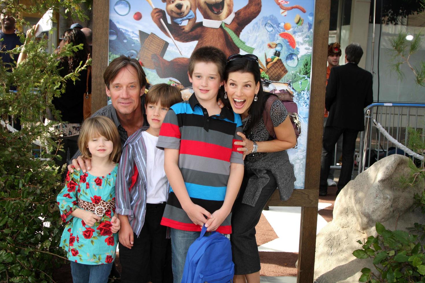 los angeles dic 11 Kevin sorbos familia llega a el yogui oso 3d estreno a el pueblo teatro en diciembre 11 2010 en madera del oeste California foto