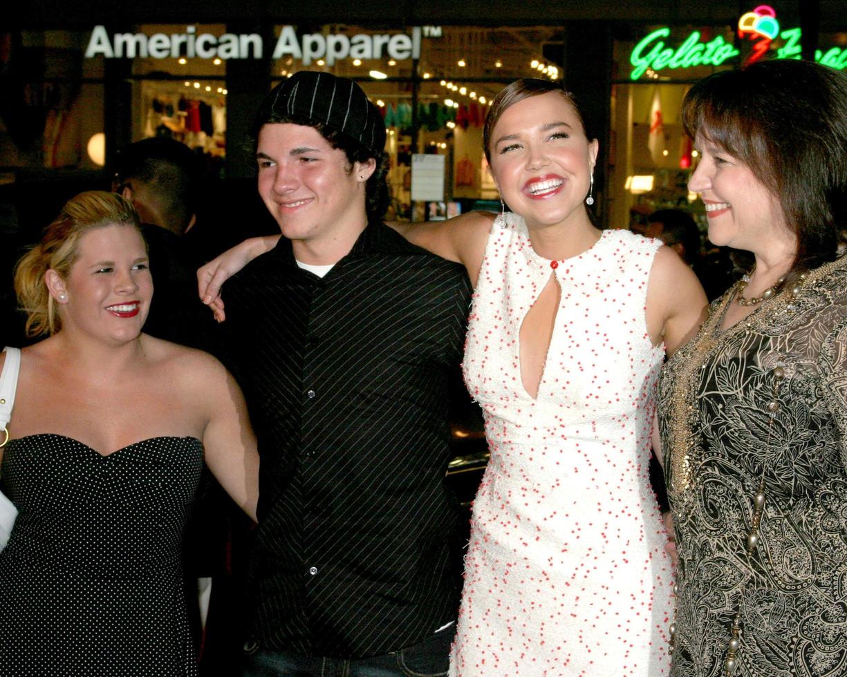 Arielle Kebbel  FamilyKid  I PremiereGraumans Chinese TheaterLos Angeles CANovember 28 20052005 photo