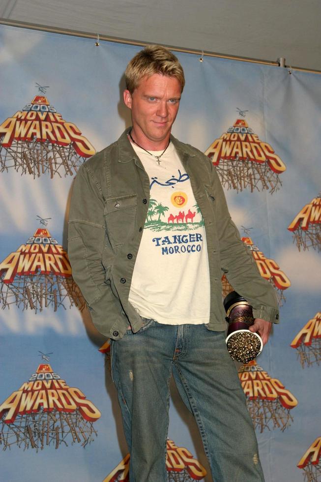 Anthony Michael Hall in the press room after winning a special award for the classic movie The Breakfast Club at the MTV Movie Awards at the Shrine Auditorium Los Angeles CAJune 4 20052005 photo