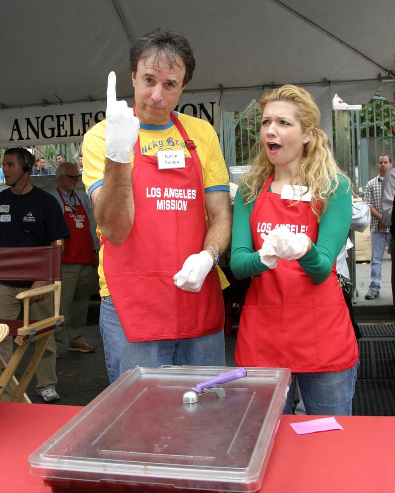 Celebrities Help to serve Thanksgiving Dinner to the homeless at the LA Mission in Downtown LALos Angeles CANovember 23 20052005 photo