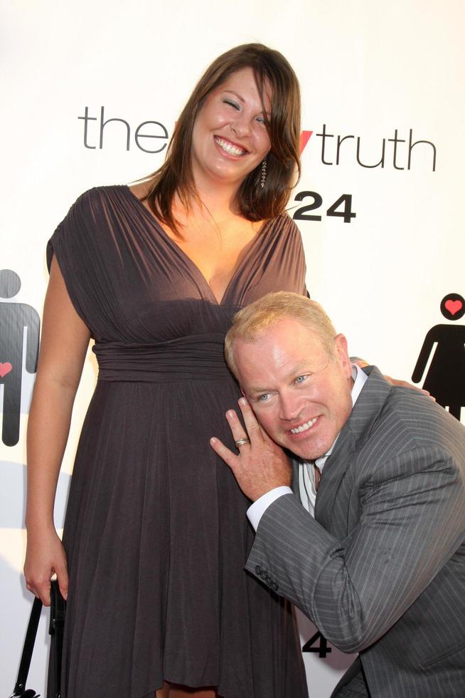 neal mcdonough esposa ruve llegando a el feo verdad estreno a el cinerama Hazme a el arco de luz teatros en los angeles California en julio dieciséis 2009 2008 foto