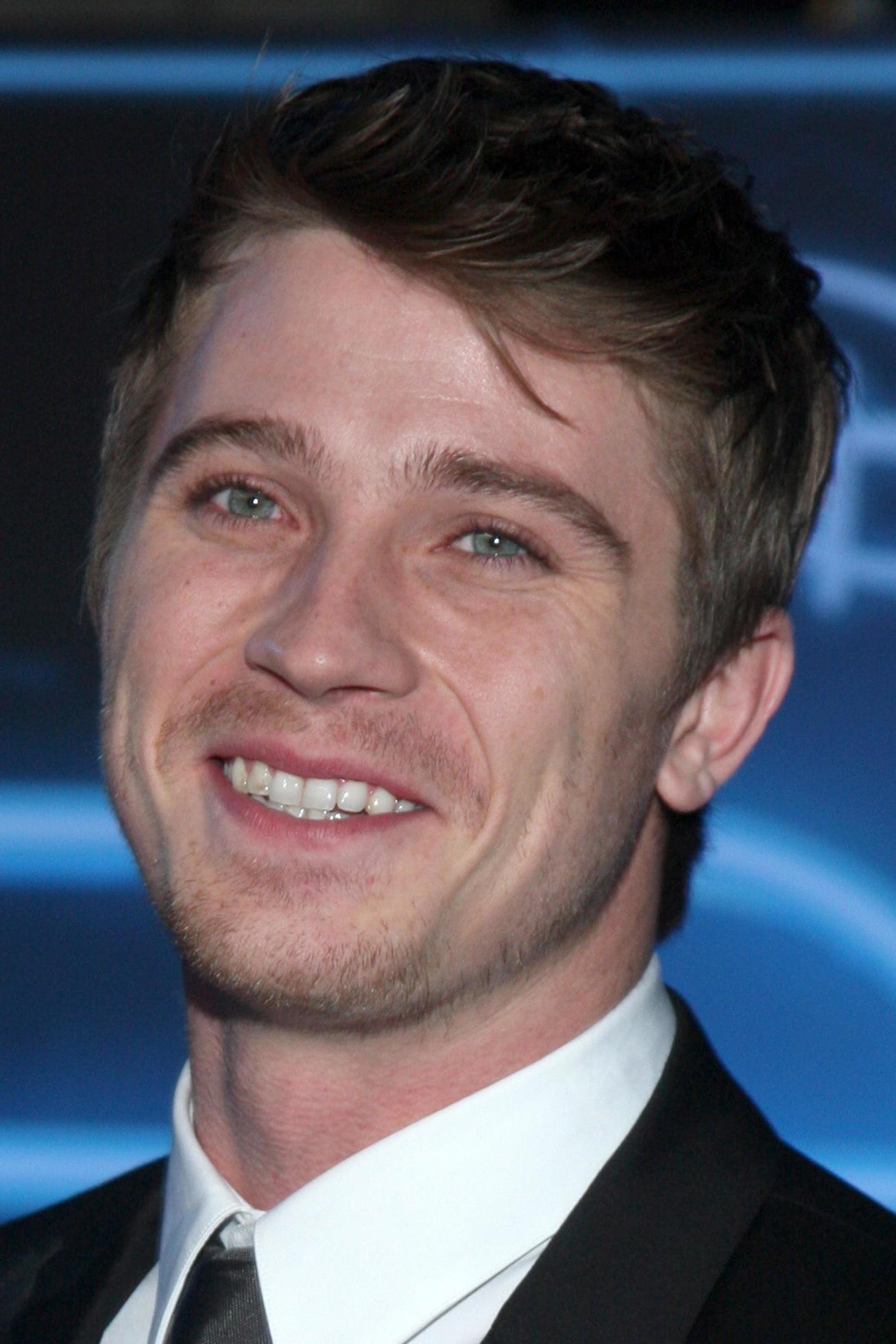 los angeles dic 11 Garrett hedlund llega a el tron legado estreno a el