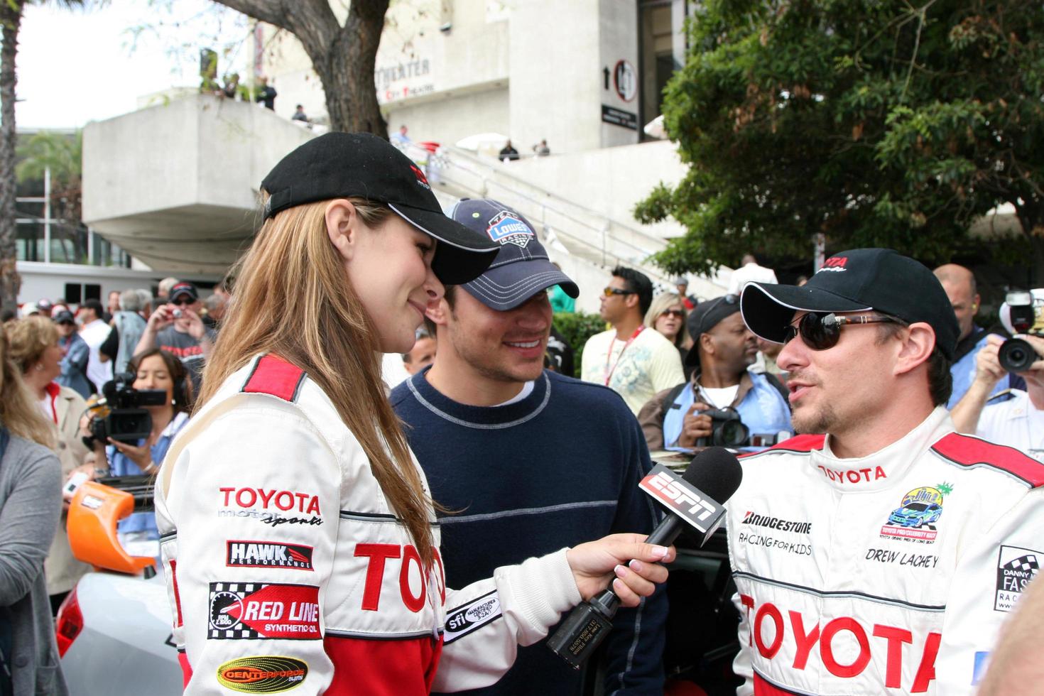 Jaime pequeño entrevistando mella dibujó lachey previo a el carreratoyota largo playa grandioso prix proceleb carrera 2008 largo playa abril 19 20082008 foto