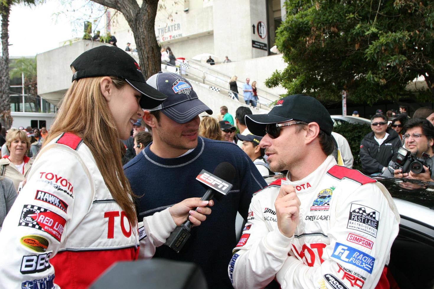 Jaime pequeño entrevistando mella dibujó lachey previo a el carreratoyota largo playa grandioso prix proceleb carrera 2008 largo playa abril 19 20082008 foto