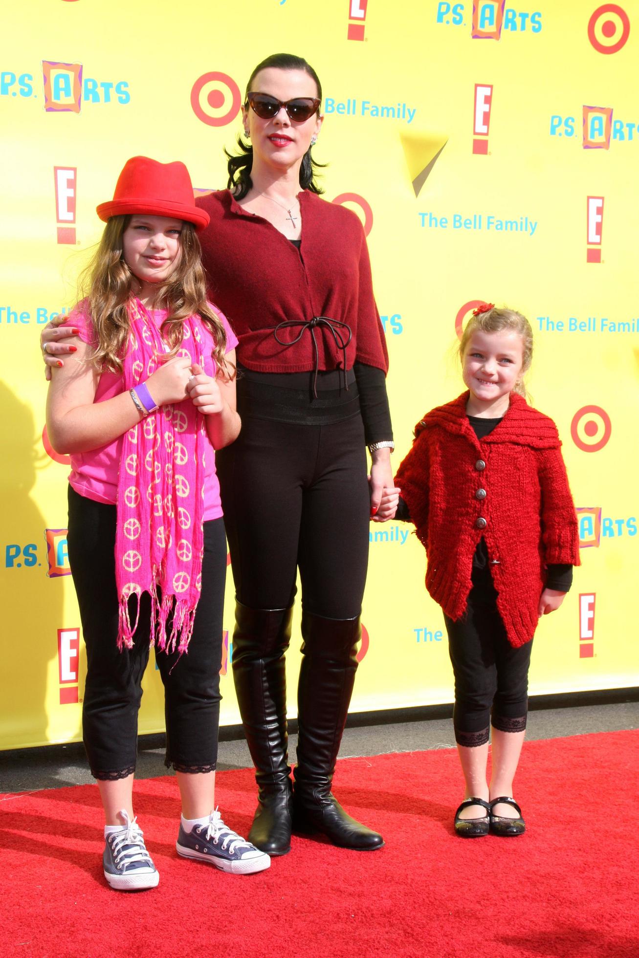 LOS ANGELES NOV 7 Debi Mazar Daughters arrives at the PS Arts Express