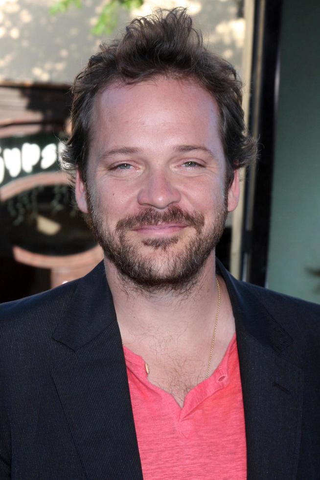 pedro sarsgaard llegando a el huérfano la estreno a el mann pueblo teatro en madera del oeste California en julio 21 2009 2008 foto