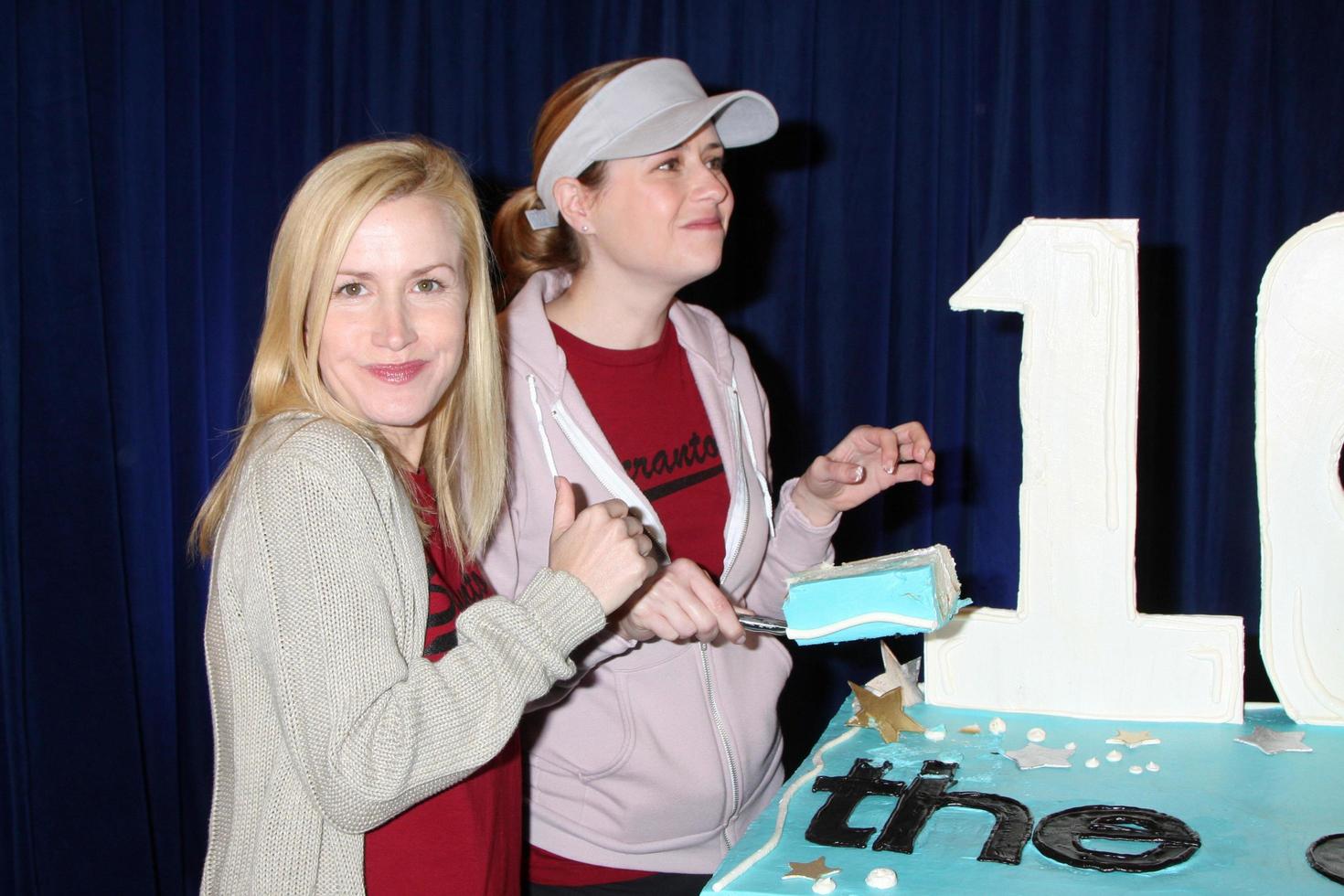 ángela Kinsey Jenna fischer Centésimo episodio de el oficina en ubicación a calamigos rancho en malibu California en abril 14 20092009 foto