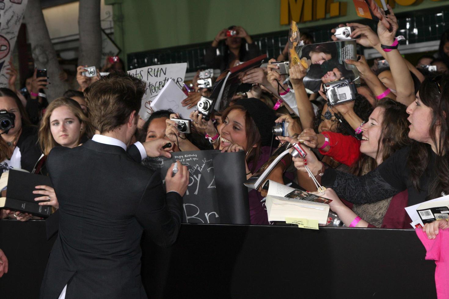 Robert Pattinson arriving at the New Moon PremiereManns Westwood Village TheaterWestwood  CANovember 16 20092009 photo