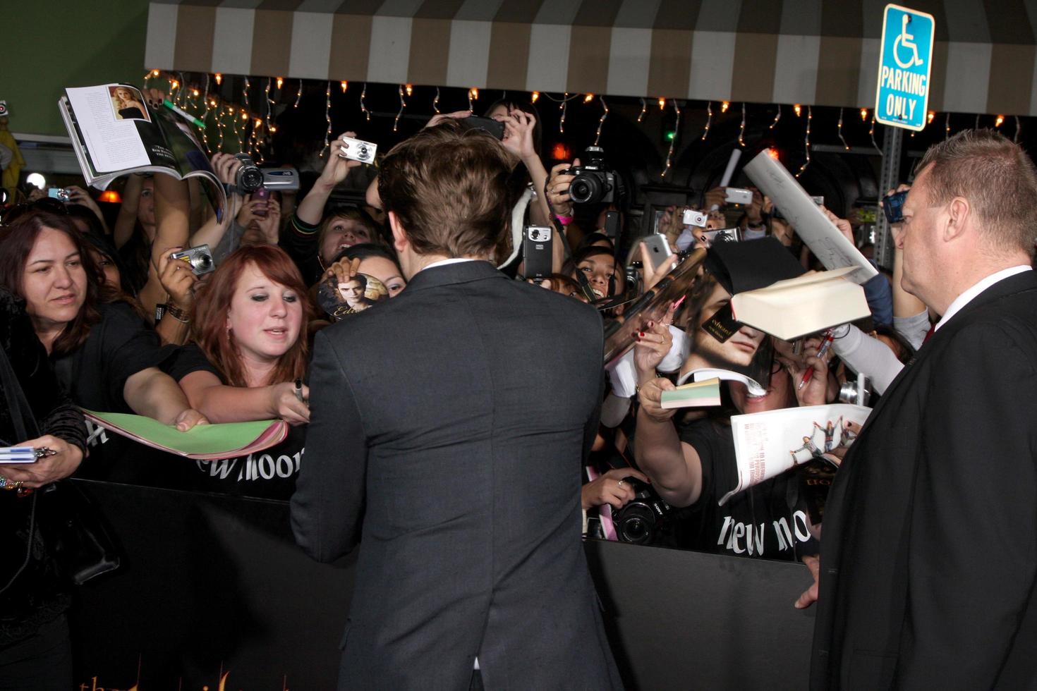 Robert Pattinson arriving at the New Moon PremiereManns Westwood Village TheaterWestwood  CANovember 16 20092009 photo