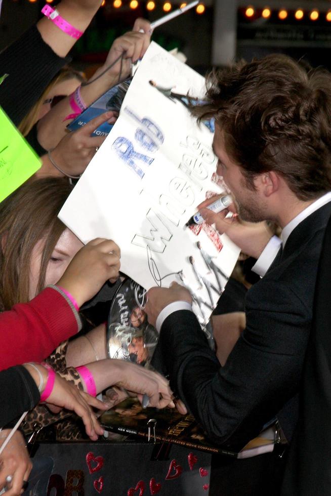 Robert Pattinson arriving at the New Moon PremiereManns Westwood Village TheaterWestwood  CANovember 16 20092009 photo