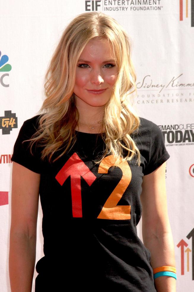 LOS ANGELES  SEP 10  Kristen Bell arrives at the Stand Up 2 Cancer 2010 Event at Sony Studios on September 10 2010 in Culver City CA photo