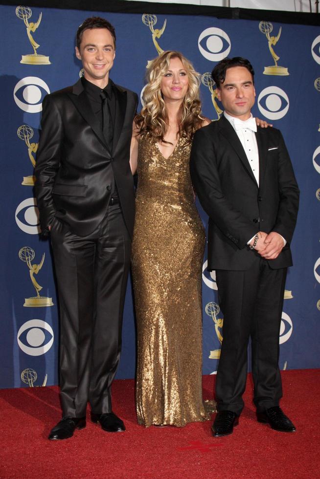 Jim Parsons Kaley Cuoco  Johnny GaleckiIn the Press Room  at the 2009 Primetime Emmy AwardsNokia Theater at LA LiveLos Angeles CASeptember 20 20092009 photo