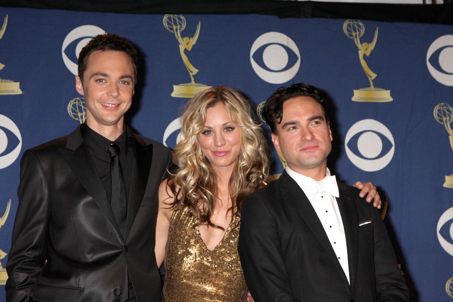 Jim Parsons Kaley Cuoco  Johnny GaleckiIn the Press Room  at the 2009 Primetime Emmy AwardsNokia Theater at LA LiveLos Angeles CASeptember 20 20092009 photo