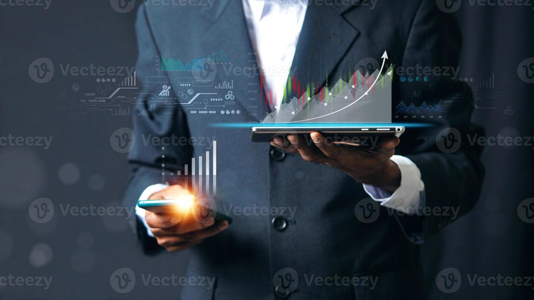 planificación analizar indicador y estrategia comprar y vender, mercado de valores, crecimiento empresarial, progreso o concepto de éxito. hombre de negocios o comerciante está apuntando a un stock de holograma virtual en crecimiento, invertir en el comercio foto