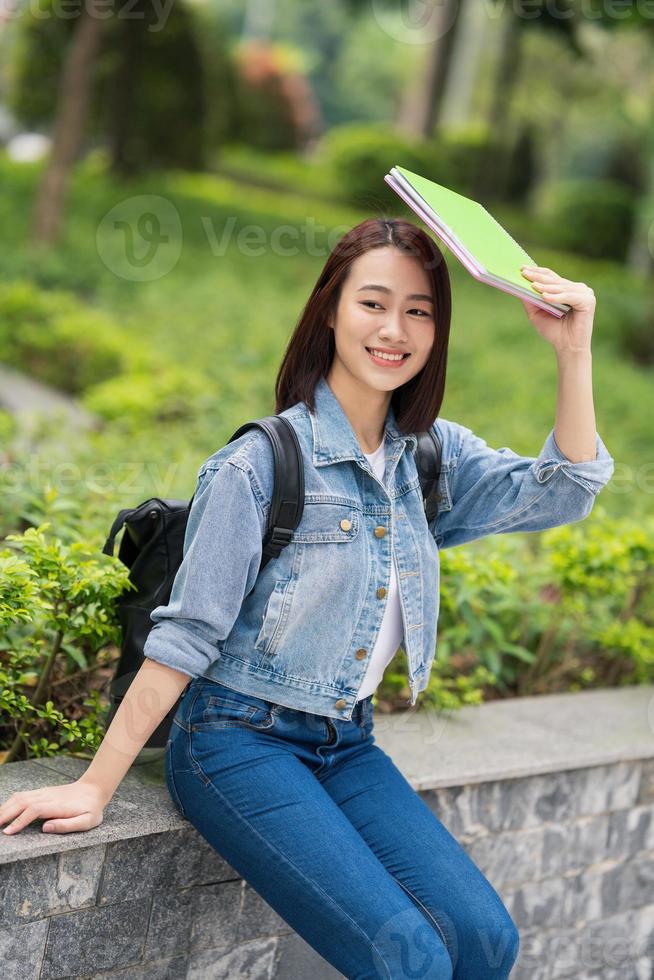 joven asiático estudiante a colegio foto