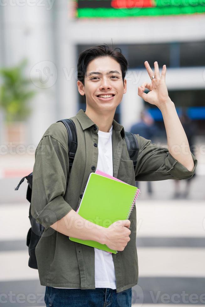 joven asiático estudiante a colegio foto