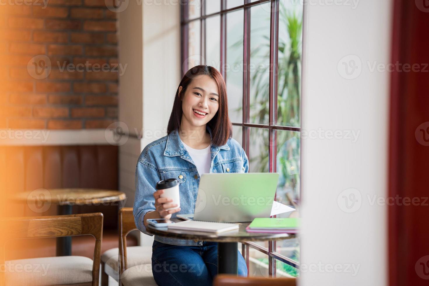 joven asiático mujer de negocios trabajando a café tienda foto