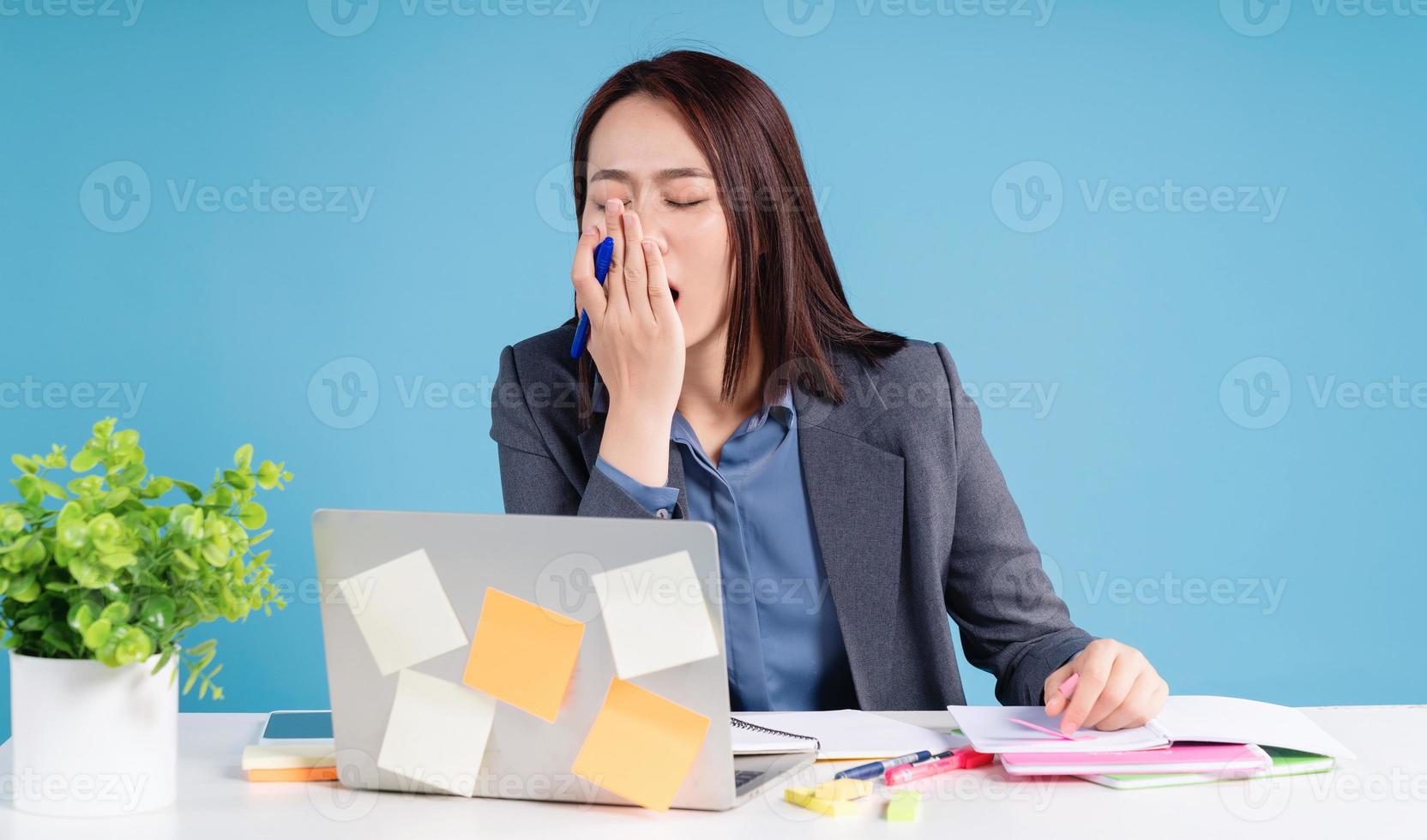 joven asiático mujer de negocios trabajando en antecedentes foto