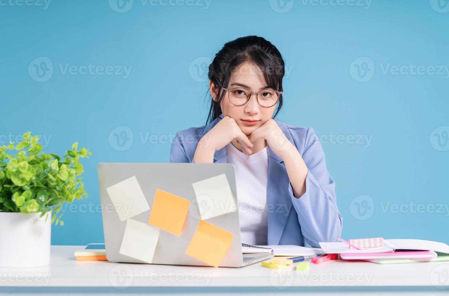 joven asiático mujer de negocios trabajando en antecedentes foto