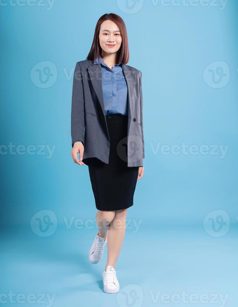 asiático mujer de negocios en azul antecedentes foto