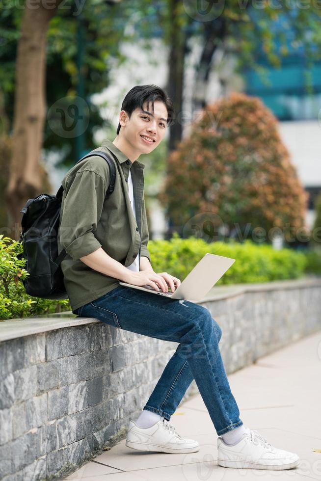 joven asiático estudiante a colegio foto