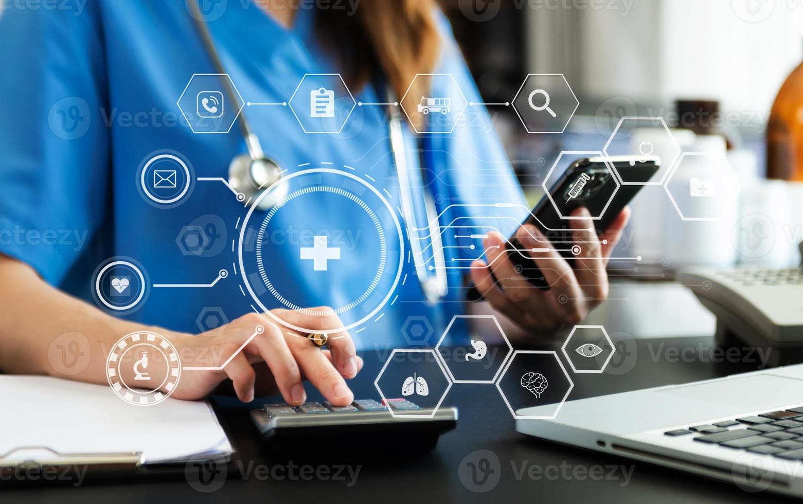 salud cuidado negocio grafico datos y crecimiento, médico examen y médico analizando médico reporte red conexión en tableta pantalla. en hospital foto