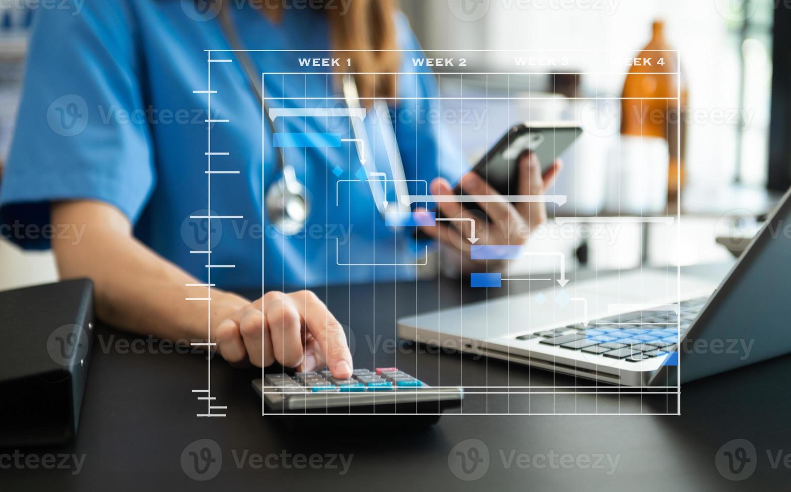 gerente de proyecto que trabaja y actualiza las tareas con el diagrama de programación de gráficos de Gantt en el hospital. Médico inteligente exitoso que trabaja con un médico inteligente como concepto. foto