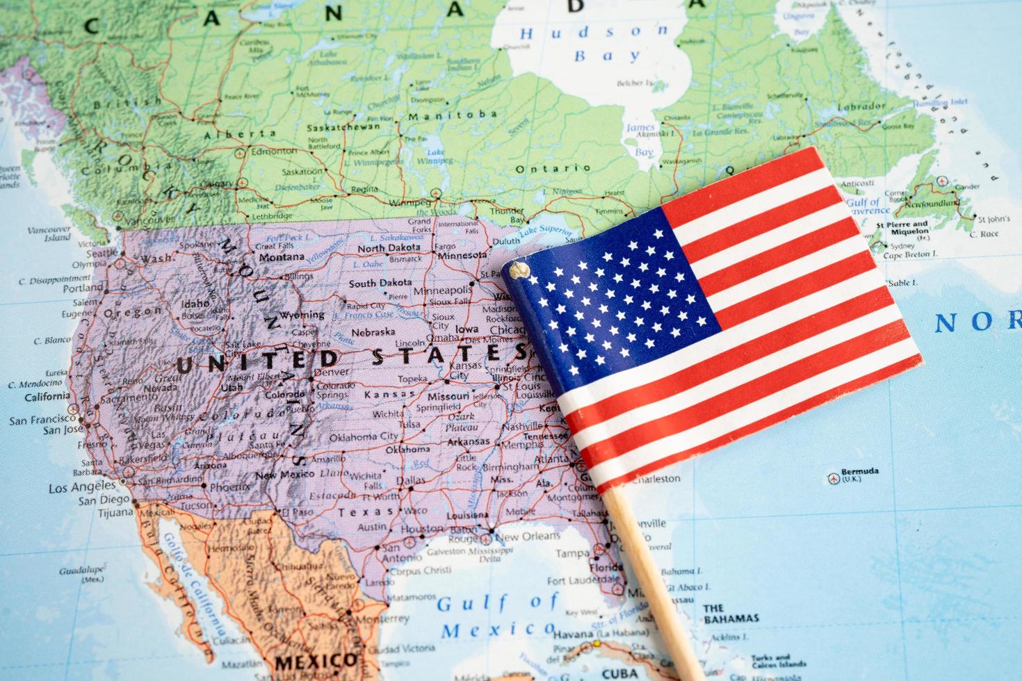 bangkok, Tailandia febrero 7, 2022, Estados Unidos America bandera en mundo mapa antecedentes. foto