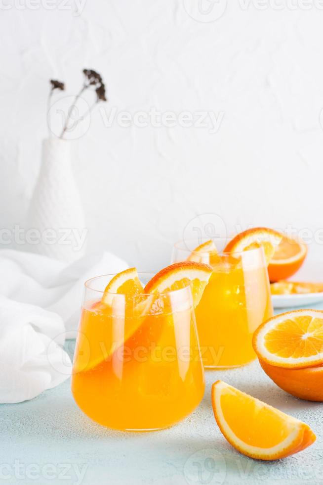 difícil agua de Seltz refrescante naranja cóctel en lentes en un mesa. hecho en casa beber. vertical ver foto