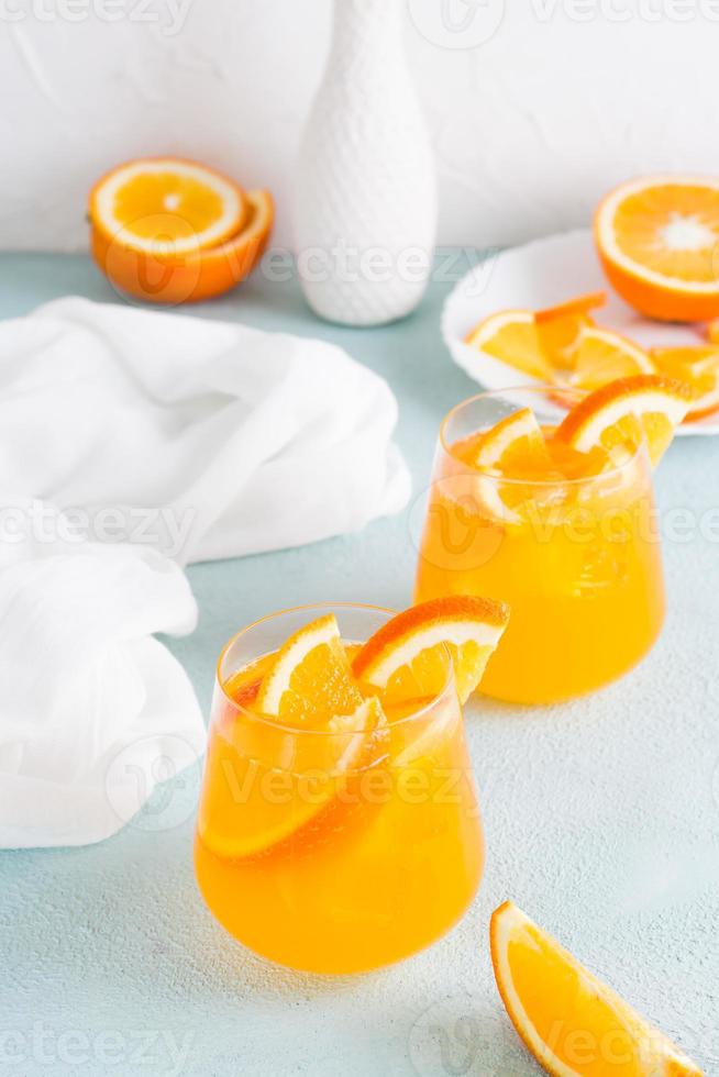 difícil agua de Seltz cóctel con naranja en lentes en el mesa. hecho en casa beber. vertical ver foto